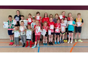 Gold und Silber: Talente des SV Neudorf glänzen bei einer besonderen Auszeichnung - Übungsleiterin Johanna Barg mit den Nachwuchslangläufern des SV Neudorf. Bereits das vierte Sportabzeichen nahm Fabian Schumann entgegen (links).