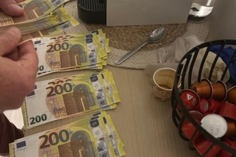 Goldbarren mit Falschgeld bezahlt: Sächsische Ermittler nehmen Betrüger-Bande hoch - Eine international agierende Betrügerbande prellte ihre Opfer unter anderem um Goldbarren und zahlte dafür mit Falschgeld.