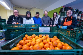 Goldbeck-Team packt bei der Plauener Tafel mit an - 