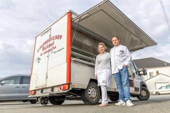 Goldbrötchen-Bäckerei aus Werda stellt mehrere Wochenmarkt-Touren schweren Herzens ein - Die Geschwister Grit und Gerd Jahnsmüller sind dabei, das Unternehmen umzustrukturieren. Weil es zu wenig Personal gibt, wurden Touren mit dem Bäcker-Mobil eingestellt. Das schmerzt – macht aber den Weg für Neues frei.