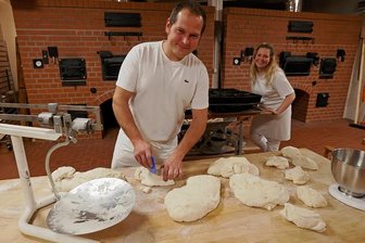 Goldbrötchen-Bäckerei Werda holt Wirtschaftspreis ins Vogtland - Bäckermeister Gerd Jahnsmüller, Inhaber und Geschäftsführer der Goldbrötchen-Bäckerei in Werda - und seine Schwester Grit, die Konditormeisterin im Betrieb, in der 1. Vogtländischen Holzofen-Schaubäckerei, die coronabedingt noch nicht eröffnet werden konnte.