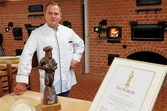 Goldbrötchenbäckerei aus Dorfstadt erhält Zacharias-Preis - Stolz präsentiert Gerd Jahnsmüller in der Schaubäckerei Dorfstadt den Zacharias-Preis für Handwerksbäcker. 