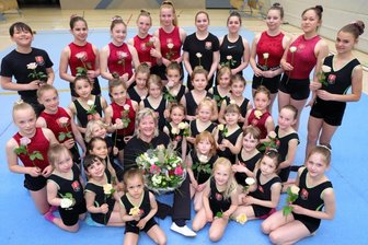 Goldene Ehrennadel zum 60. - Umringt von "ihren Sprösslingen" sitzt Kerstin Goll. Seit mehr als 30 Jahren ist sie Trainerin beim Sportakrobatikverein Schwarzenberg und war selbst einst als Akrobatin aktiv. 