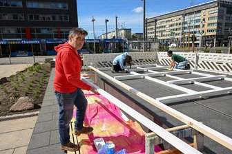 Goldene Hasen, lachende Bäume und Plakate auf Sockel: Was steckt hinter dieser Aktion in Chemnitz - Der französische Künstler OX baut vor dem Tietz sein Kunstwerk auf.