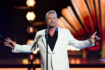 Goldene Henne 2024 in Leipzig: Darauf dürfen sich die Fans im MDR freuen - Im vergangenen Jahr sang unter anderem Sasha bei der Verleihung des Medienpreises „Goldene Henne“ in Leipzig. Wer dieses Mal auf der Bühne stehen wird, ist zwar noch offen. Superillu-Chefredakteur Stefan Kobus verspricht zur Jubiläums-Gala aber einen Paukenschlag.