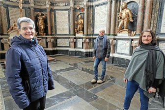 Goldene Ideen zum 550. Geburtstag: Wo Heinrich der Fromme in Freiberg zu finden ist - Superintendentin Hiltrud Anacker, Peter Kubisch vom Amt für Kultur-Stadt-Marketing und Jana Tschapek, Tourismusverantwortliche am Dom (v.l.), in der Grablege des Domes.