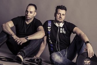 Goldene Schallplatte für "Die immer lacht" - Warum so ernst? Das DJ-Duo Stereoact bekommt eine Goldene Schallplatte.