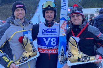 Goldene Schuhe aus dem Erzgebirge für 50 Jahre in der Luft: Thüringer ist der dienstälteste Skispringer Deutschlands - Marko Gohlke erhielt am Wochenende in Klingenthal goldene Sprungstiefel vom erzgebirgischen Schuhhersteller Tom (r.) und Danny Rass.