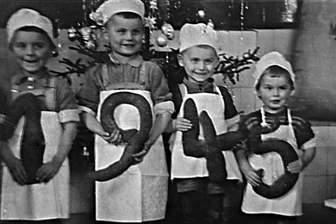 Goldenen Meisterbrief für mehr als nur goldgelbe Meisterstücke - Familienbild von Weihnachten 1945: Siegfried (der früh starb), Dieter, Bernd und Rainer (v. l.). Alle erlernten das Bäckerhandwerk.