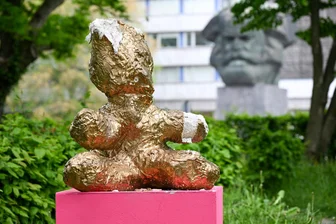 Goldener Hase beschädigt: Polizei stellt Verdächtigen im Chemnitzer Stadthallenpark - Der goldene Hase im Stadthallenpark wurde beschädigt.