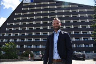 Goldener Herbst für Touristiker im oberen Vogtland: Große Hotels am Limit - Martin Lenßner, Direktor des Ifa-Hotels in Schöneck: Die Nachfrage ist so hoch, dass die Mitarbeiter an ihre Grenzen stoßen.