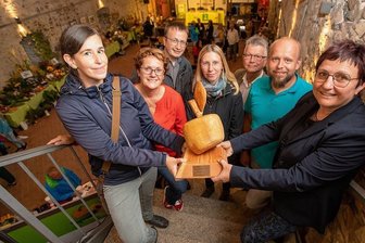 Goldener Holzapfel verliehen: Stadt Plauen würdigt naturnahes Gärtnern - Der neue Wanderpokal Goldener Holzapfel ging in diesem Jahr an den Kleingartenverein Plauen-Reißig. Annett Rachold (links) und Yvonne Scharnagel (4. von links) nahmen ihn stellvertretend aus den Händen von Bürgermeisterin Kerstin Wolf (rechts) entgegen.