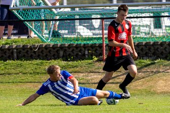 Goldener Treffer in Minute eins: Langenauer Torschützenkönig entscheidet Nachwuchsderby - Jeremy Gerz (r.), hier im Vorjahresspiel gegen Mittweida, stand am vergangenen Sonntag gleich auf zwei Fußballplätzen.