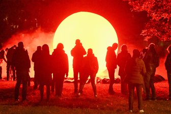 Goldenes Gestern, schlimmes Morgen? Wir brauchen dringend wieder Zukunftsvisionen als gemeinsamen Antrieb - Hier kommt die Sonne: In Chemnitz versucht das Festival „Light Our Vision“, Zukunftsvorstellungen für die Stadt zu entwickeln.