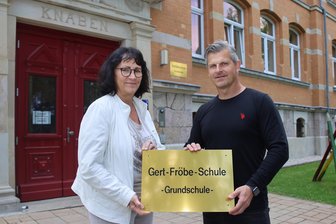 Goldenes Schild für „Goldfinger“: Gert-Fröbe-Tochter kommt zur Umbenennung nach Zwickau - Schulleiterin Petra Gritzo und ihr Stellvertreter Jörg Hempel mit dem künftigen Schild der Oberplanitzer Schule. Das wird nach dem Festakt am 14. Juni angebracht. Die Umbenennung tritt aber erst mit Beginn des neuen Schuljahres in Kraft.