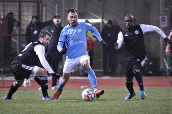 Furkan Kircicek vom Chemnitzer FC setzt sich in diser Szene gegen zwei Berliner durch.