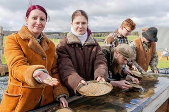 Goldgräberstimmung im Erzgebirge: Saisonstart im Siedlercamp in Geyer - Haben am Samstag die erweiterte Goldwäsche ausprobiert: Mary-Ann, Gina, Gustav Erdmann, Jules Hunter und Jack Hunter (von links). 