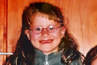Goldiger Glanz und griechische Grüße - Katharina Hennig war als Sechsjährige stolz, sich mit Viola Bauer und deren Medaille fotografieren zu lassen. Jetzt hat sie selbst eine. 