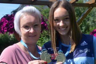 Goldjubel folgt Enttäuschung - Stolz präsentieren Kiara Hanisch (r.) und ihre Mutti Ivonne zwei der drei Goldmedaillen, die die Burkhardtsdorferin vor Wochenfrist in Bremen gewonnen hatte. Auf die dritte für das Staffelgold wartet die 15-Jährige immer noch - sie soll per Post nachgesendet werden.