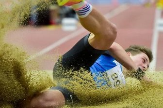 Goldjunge schon früh in glänzender Form - Bei seinem sechsten und letzten Versuch landete Max Heß bei 16,68 Metern. Das bedeutete nicht nur den deutlichen Sieg beim 19. Internationalen Hallenmeeting in Chemnitz. Der Dreispringer vom LAC Chemnitz knackte bei seinem Heimspiel im Sportforum auch die Norm von 16,50 Metern für die Hallen-EM in Belgrad.