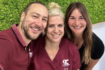 Goldmedaillen-Gewinnerin bei Olympia: Warum Rennrodlerin Julia Taubitz ausgerechnet auf dem Stuhl einer Plauener Zahnärztin saß - Julia Taubitz (rechts) und die Plauener Zahnärztin Kristin Fleischer-Kühn mit Ehemann und Praxismanager Philipp Fleischer. Das Bild entstand 2024.
