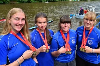 Goldmedaillen und "Kenter-Enten" - Schnelles Quartett: Friederike Wilms, Helena Rieper, Jule Gieselbrecht und Emily Breidel (v. l.) vom SKSV Mittweida gehörten zu den fleißigsten Medaillensammlerinnen der Kinder- und Jugendspiele. 