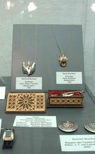 Goldschmiedemeister öffnen ihre Schatullen - 
              <p class="artikelinhalt">In dieser Vitrine werden ihre Meisterstücke zur Schau gestellt.</p>
            
