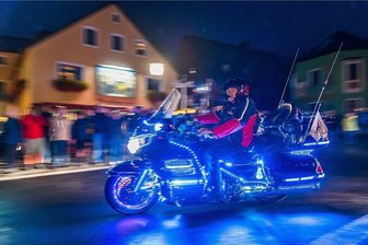 Goldwingfreunde auf Lichterfahrt im Spielzeugwinkel - Beleuchtet und geschmückt waren am Freitagabend mehr 140 zwei- und dreirädrige Goldwings auf Lichterfahrt in Seiffen, Deutscheinsiedel, Deutschneudorf und Oberlochmühle unterwegs. Foto: Kristian Hahn