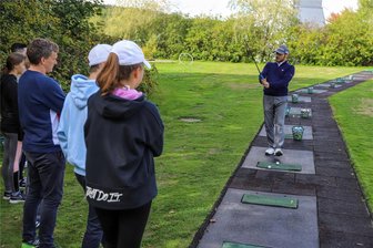 Golf, Handball, Fußball: Warum das Gymnasium in Aue sich sportfreundlich nennen darf - Im sportlichen Profil des Auer Gymnasiums wird auch Golfspielen in Kooperation mit dem Golfclub Bad Schlema angeboten.