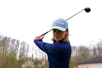 Golf in Zwickau: Sieben Vorurteile und warum sie falsch sind - Denise Meyer spielt gern Golf, weil sie in der Natur und ganz bei sich sein kann. Frauen sind im Zwickauer Golfclub in der Minderheit.