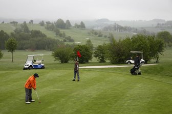 Golf nicht nur für „Porsche-Fahrer“ – das hat der Gahlenzer Golfplatz zu bieten - Auf der 42 Hektar großen Anlage in Gahlenz kann man das Golfspielen ausprobieren und lernen.