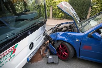 Golf prallt gegen Bus - Fahrer ins Krankenhaus gebracht -