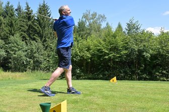 Golfen in Bad Schlema: Runde auf dem Grün dient einem guten Zweck - Auch Marcus Krauß vom gastgebenden Golfclub Bad Schlema spielte beim Charity-Turnier mit.