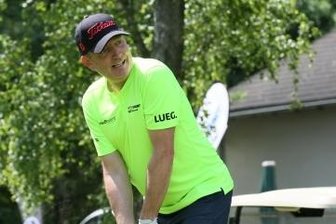 Golfspiel hilft Mündelkindern - Bestes Golf-Wetter hat am Samstag neben der Freude an dem Sport vor allem eins gebracht: Geld für eine gute Sache.