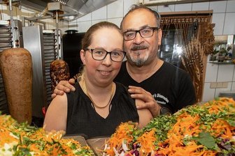 Goodbye, Deutschland! Warum einer der bekanntesten Dönerverkäufer Plauen verlässt - Nach 16 Jahren Döner-, Dürüm-, Salat- und Ofenkartoffelverkauf in den Kolonnaden kehren Muzaffer ("Cino") und Tina Gökcen Deutschland den Rücken.