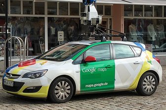 Google-Auto tourt durch Reichenbach - Dieses Kamera-Auto von Google war am Mittwoch am Auerbacher Neumarkt auf Achse, am Donnerstag in Reichenbach.