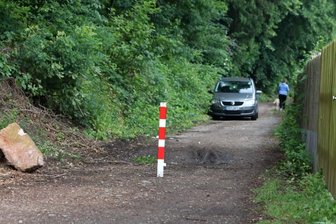 Google-Maps schickt Autos bei Rödlitz auf Abwege - Laut Google-Maps ist dies die offizielle Umleitungsstrecke für die Großbaustelle in Rödlitz. Der Bauhof hat dem einen Poller entgegengesetzt.