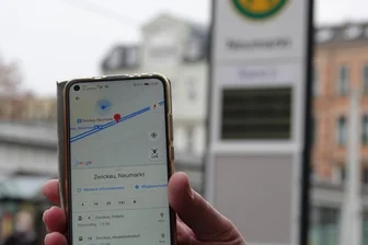 Google Maps zeigt auch Nahverkehr an - Das Smartphone als digitaler Helfer: Wann fährt der nächste Bus ab Zwickauer Neumarkt stadtauswärts? Die Antwort liefert der Weltmarktführer der Suchmaschinen jetzt auch für den Verkehrsverbund Mittelsachsen.