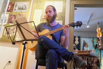 Goram-Gitarren: Klingenthal erinnert sich an sein musikalisches Erbe - Birger Groß aus Schaffhausen (Schweiz), der im Musikwinkel das Handwerk des Gitarrenbaus erlernt, spielt auf seinem Nachbau einer historischen Klingenthaler Goram-Gitarre.