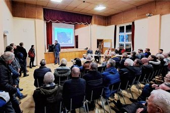 Gornau: Bürger und Gemeinde sollen finanziell von Solarpark profitieren - Constantin Freiherr von Reitzenstein erläutert in der Turnhalle des Ortsteils Dittmannsdorf das in Gornau geplante Energie-Projekt. Wie schon bei der ähnlichen Veranstaltung am Donnerstag in Gornau war auch in Dittmannsdorf das Interesse groß. 