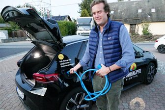 Gornauer Carsharing-Projekt mit E-Autos stößt auf Zuspruch - Geschäftsführer Constantin von Reitzenstein von der Agrar GmbH Am Kunnerstein präsentierte den Gornauern die drei E-Autos und deren Nutzung.