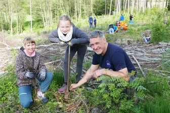 Gornauer Grundschüler packen bei der Aufforstung mit an - Zusammen mit Finja Fritzsch (l.) und Finja Hildebrandt pflanzt Förster Frank Günther eine der 300 Eichen.