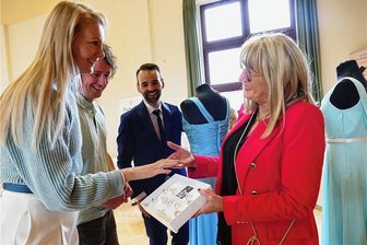 Gornauer Hochzeitsmesse bietet Anregungen besonderer Art - Bei der von Marius Riedel (Mitte) organisierten Hochzeitsmesse probierten Besucher auch Eheringe aus. 