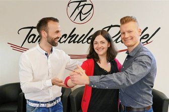 Gornauer Hochzeitsmesse erlebt ihre Premiere - Von Marius Riedel (links) haben Isabell Epperlein und Thomas Weigel schon viele Tipps bekommen, was das Tanzen angeht. Nun erhoffen sie sich dank der vom Gornauer organisierten Hochzeitsmesse auch viele Anregungen für ihre Heirat samt Feier. 
