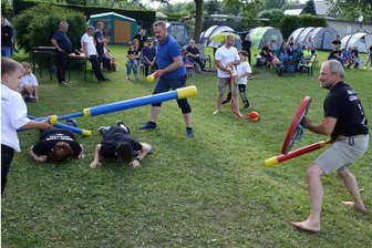 Gornauer Judoka verbringen spannende Tage mit Gürtelprüfung und Zeltlager - Beim Jugger-Spiel mussten die Erwachsenen manchmal ganz schon einstecken.
