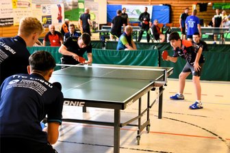 Gornsdorfer erobert den Tischtennis-Thron von Thum - Die Gornsdorfer Rick Scheffler (links, beim Aufschlag) und Moritz Anhut (rechts) trumpften zur Thumer Stadtmeisterschaft auf. Gemeinsam gewannen sie Silber im Doppel.