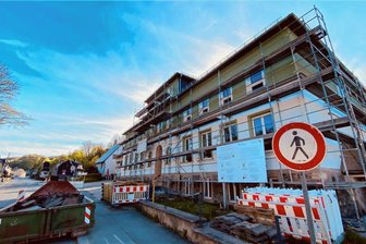 Gornsdorfer Grundschüler können ab neuem Schuljahr endlich im Dorfgemeinschaftshaus essen - Nochmal um 40.000 Euro teurer: Das neue Dorfgemeinschaftshaus in Gornsdorf. 