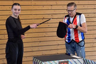 Gornsdorfer Leichtathlet hat den Zauberstab in der Tasche - Beim Trainingslager des TSV Gornsdorf hat Joachim Resch den Leichtathletik-Nachwuchs mit seinen Zaubertricks verzückt. Hier wird er assistiert von Kugel- und Diskusspezialistin Anna Freyer.