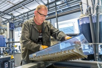 Gornsdorfer Leiterplattenhersteller: Große Investition trotz knapper Rohstoffe - KSG-Mitarbeiter André Uhse an der neuen Kupferrecyclinganlage. Leiterplatten der KSG werden vor allem in den Branchen Automotive, Industrie und Medizin verwendet. 