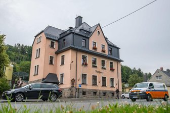 Gornsdorfer Rathaus muss geräumt werden - Das Rathaus von Gornsdorf wird geräumt.